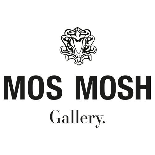 Logo von Mos Mosh Gallery mit stilisiertem Wappen in Schwarz auf weißem Hintergrund.